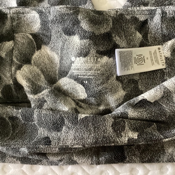 ATHLETA 1X LEGGINGS BLACK AND WHITE FLORAL DESIGN - Picture 2 of 3